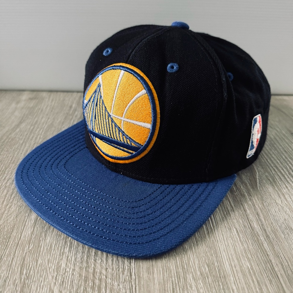 Mitchell & Ness Golden State Warriors Snapback Flat Brim Hat - Black/Blue/Yellow